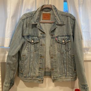 Levi’s trucker denim jacket